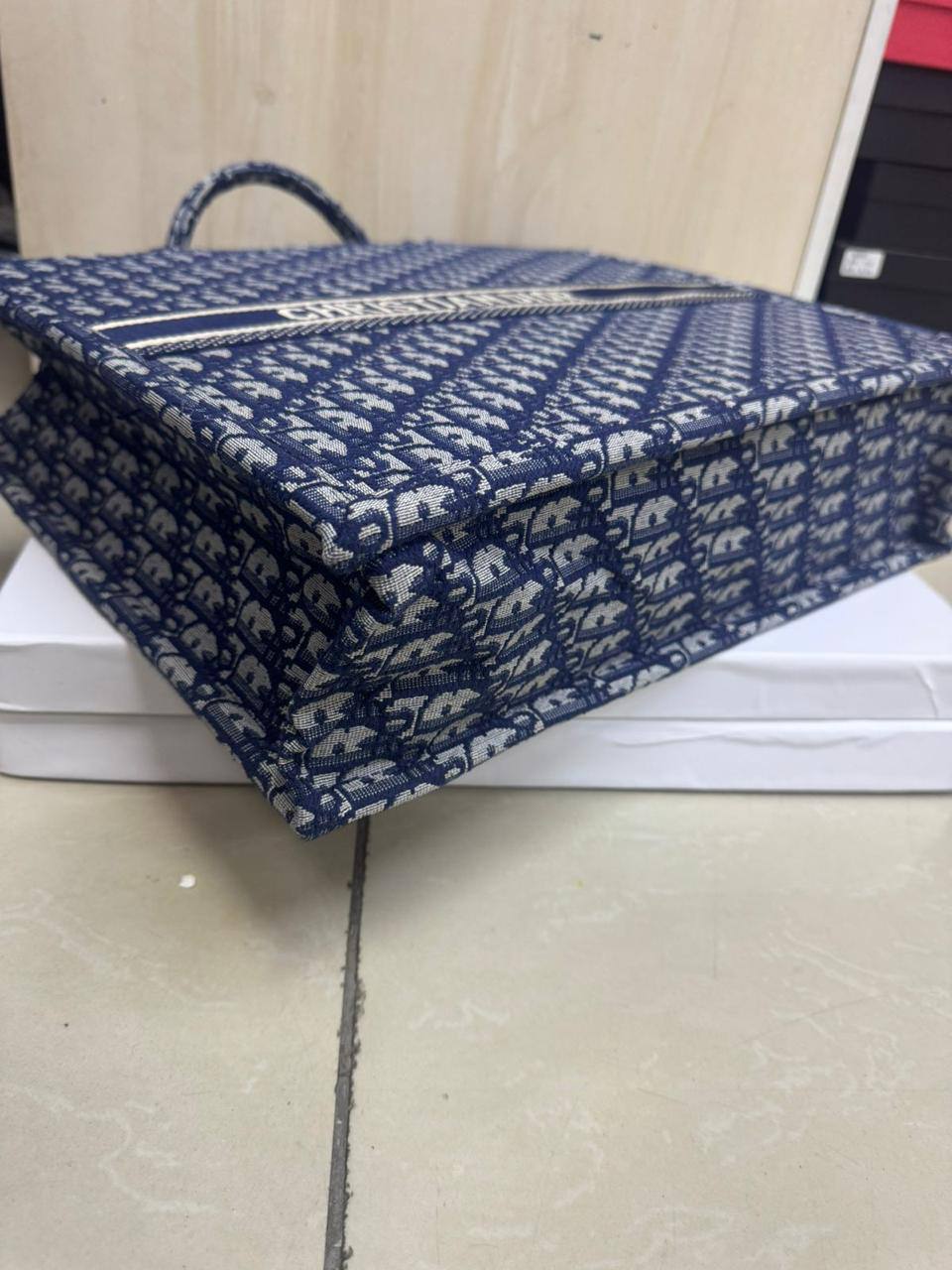 💎Christian Dior 
High quality +🎁
Big Size: 41 * 31 cm
80 dhs🪙🌨️
with box 🎁

Zain115
♥️♥️♥️