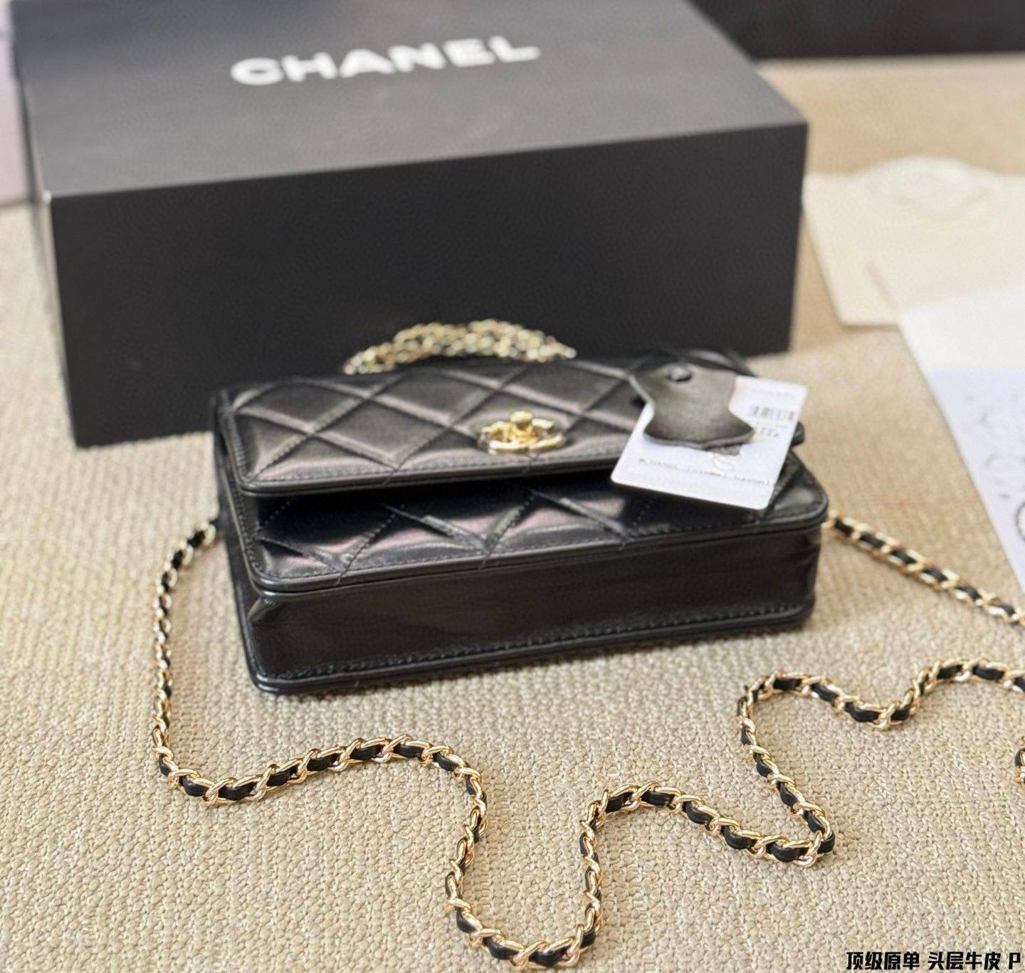 CHANEL

 NEW CAME GOOD QUALITY 
WITH BOX 
🎁🎁🎁

100 dhs🌺

Zain39
♥️♥️♥️