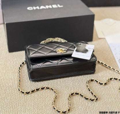 CHANEL

 NEW CAME GOOD QUALITY 
WITH BOX 
🎁🎁🎁

100 dhs🌺

Zain39
♥️♥️♥️