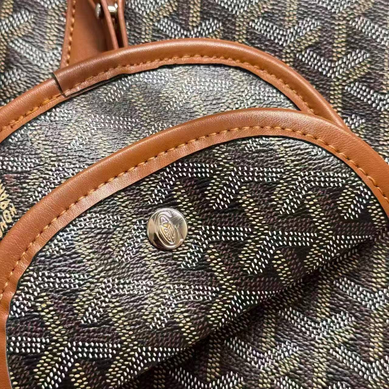 Goyard
Size :29x20x11cm 
with box🎁 · with small pouch 
75 dhs💓

Zain232
♥️♥️♥️