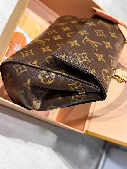 LV 
20*9*15cm
120 dhs✅ 
with FOLDING BOX🎁

Zain44
♥️♥️♥️