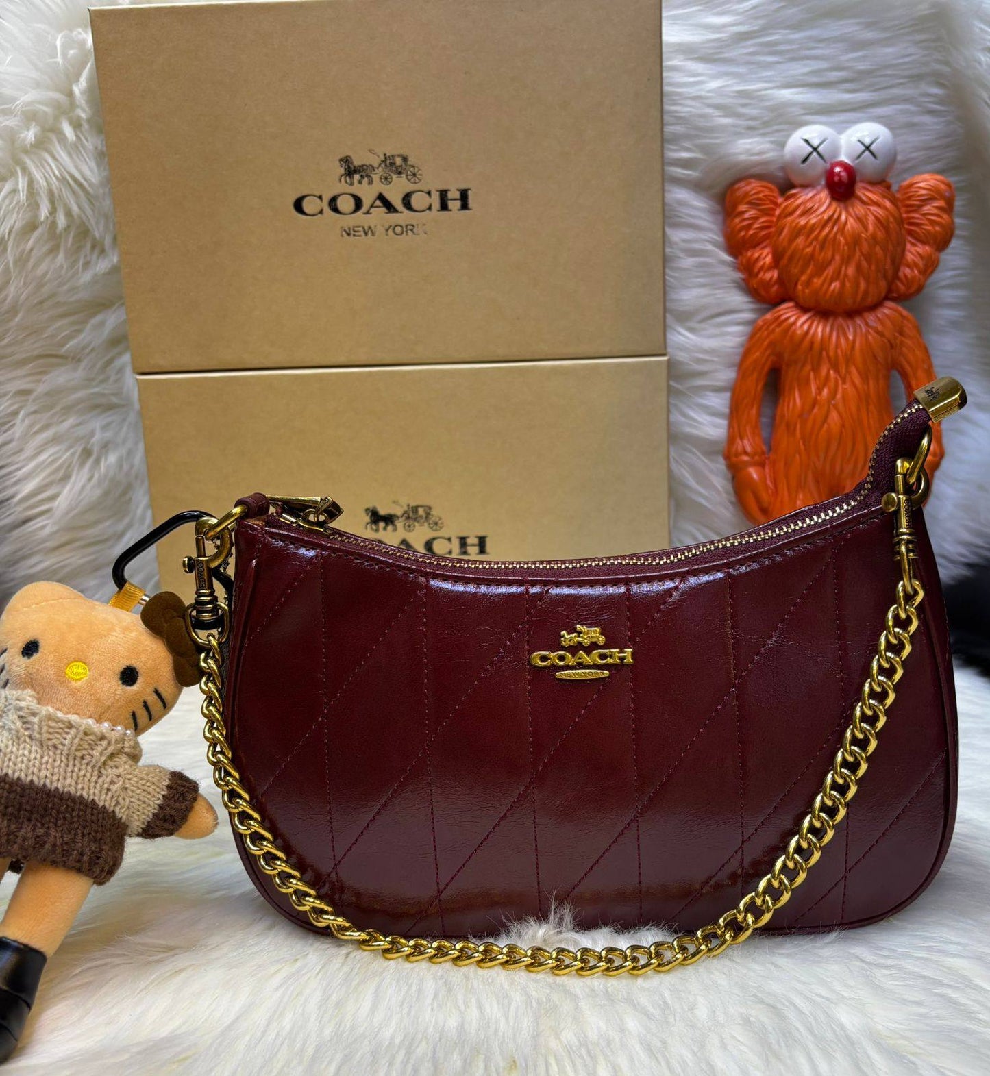 Coach
good quality, comes 
with box, 
🎁🎁🎁

size... 25 * 14 cm
90 dhs❣️

Zain12
♥️♥️♥️