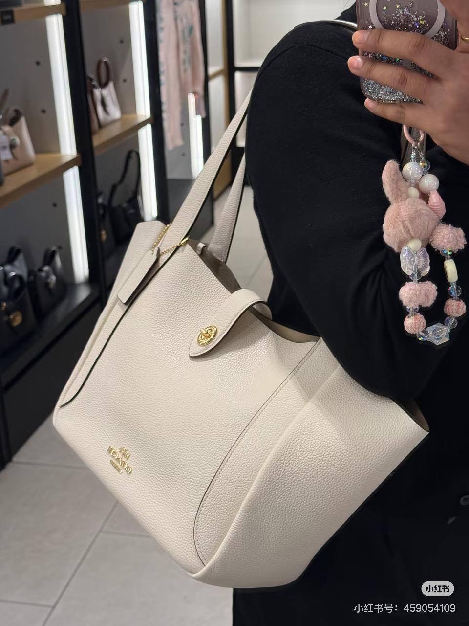 Coach
90 dhs🪙🌨️
Size     43×26×23cm

Zain04
♥️♥️♥️