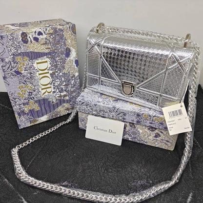 Dior
95 dhs💓
no box 

Add Box Paper Bag
30 dhs💓

Zain157
♥️♥️♥️