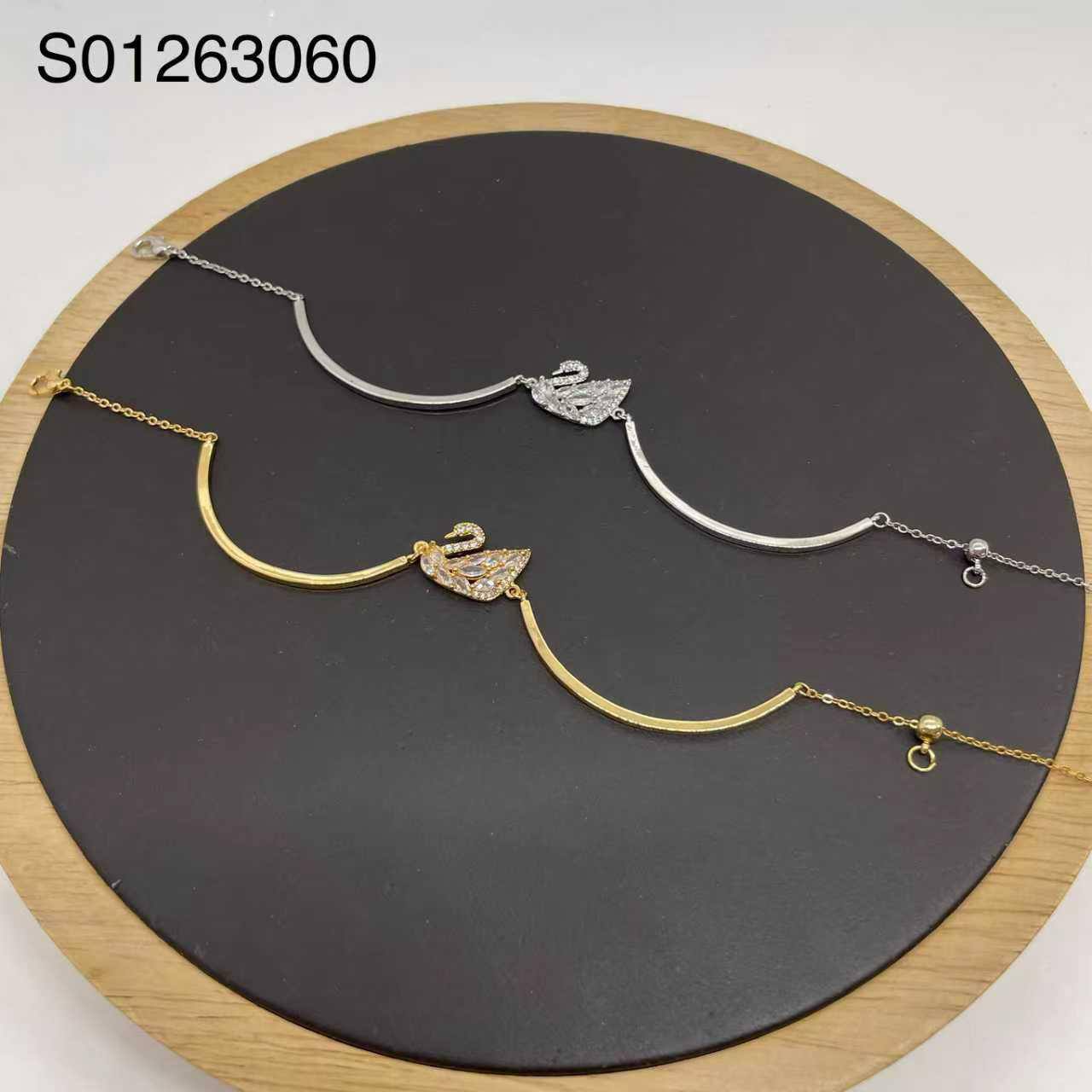 Bracelet 🌊*
Good quality 💯
With black boxes 🗃️ 
30 dhs🪙🌨️
With brand boxes 📦 
And paper bag 🛍️
35 dhs🪙🌨️

Zain216
♥️♥️♥️