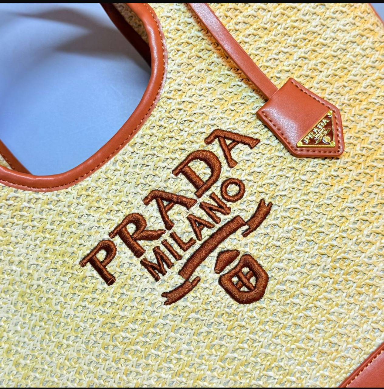 PRADA 
NEW CAME 
GOOD QUALITY 
100 dhs🪙🌨️
SIZE: 28cm 

Zain39
♥️♥️♥️