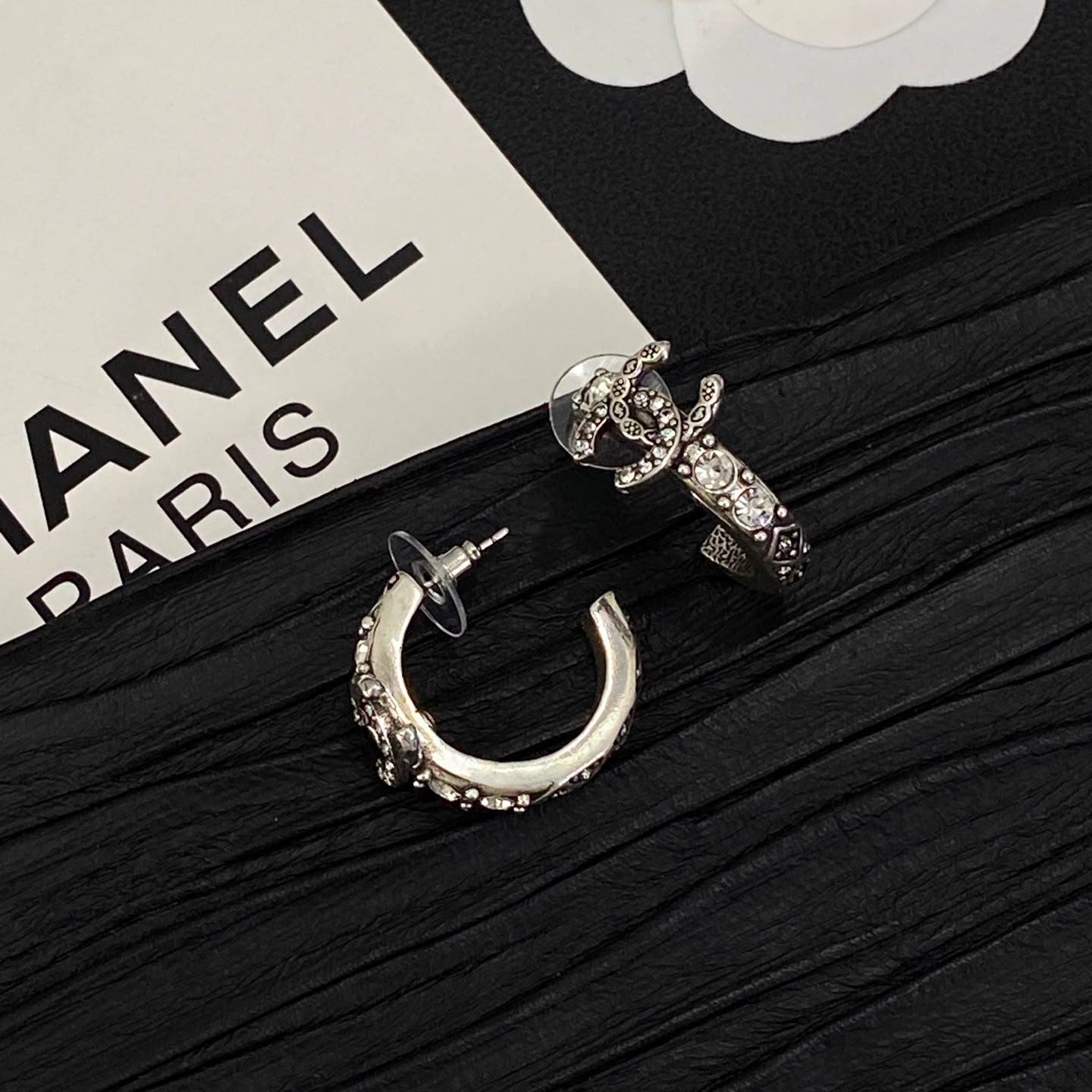 CHANEL SET 
Necklace 😍
Bracelet 🦋
Earring ✨
Master quality 💯
With normal boxes 🗃️ 
240 dhs🇦🇪🇦🇪

With master box 📦 
290 dhs🇦🇪🇦🇪

Zain216
♥️♥️♥️