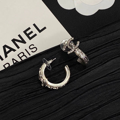 CHANEL SET 
Necklace 😍
Bracelet 🦋
Earring ✨
Master quality 💯
With normal boxes 🗃️ 
240 dhs🇦🇪🇦🇪

With master box 📦 
290 dhs🇦🇪🇦🇪

Zain216
♥️♥️♥️