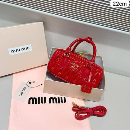 Miumiu / Dior

First quality +🎁

Size : 22 ~ 20 * 17 cm
85 dhs🇦🇪🇦🇪

 with box🎁
Zain115
♥️♥️♥️
