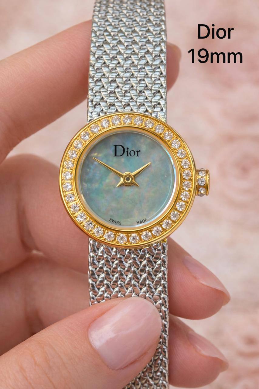 Dior mini size watch for ladies good quality 
170 dhs🌺 
 (size 19mm)

Zain59
♥️♥️♥️