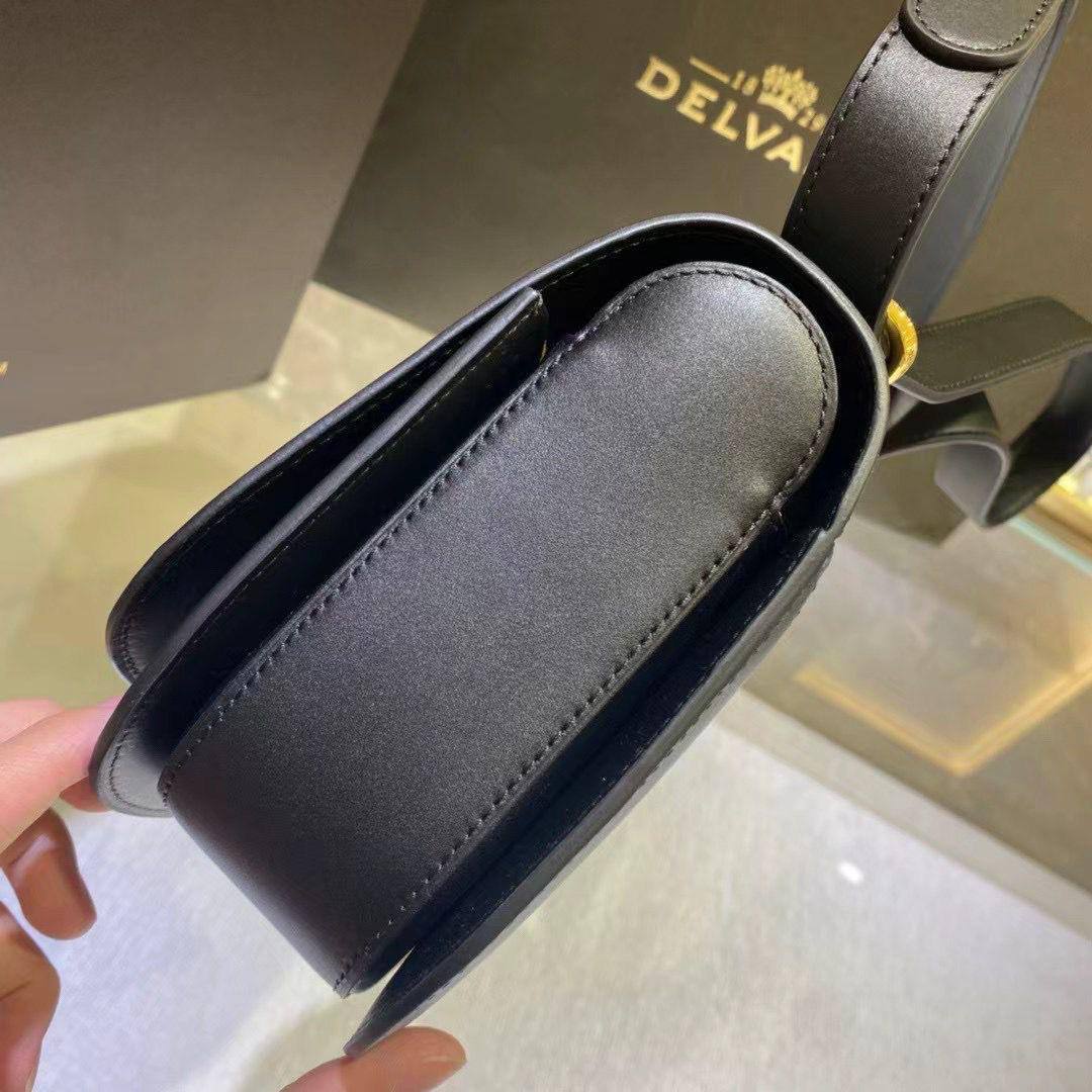 Delvaux 
Small Lingot shoulder bag in Olen calf leather❤️🥀

For Price 👇 WhatsApp✅
0568585901 
0507557372
0552275751 Owner Zain 👌

Zain71
♥️♥️♥️