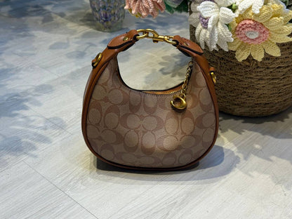 COACH 
20cm

95 dhs🪙

with box
🎁🎁🎁

Zain44
Zain254
♥️♥️♥️