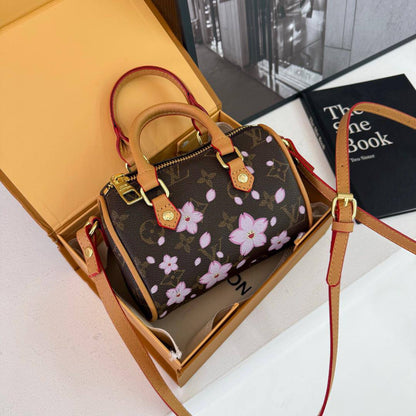 LV
80 dhs✅
size 17×10×12cm

with box
🎁🎁🎁

Zain42
♥️♥️♥️