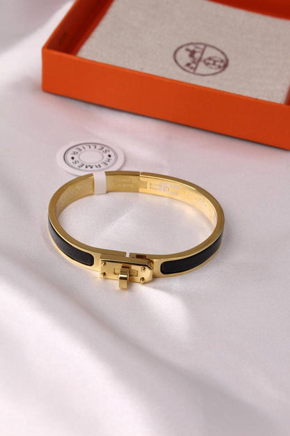 *HERMES*  🧡🐎
    *  ⬆️MINI CLIC KELLY BRACELET
* ⁠↗️ *Super Master Quality* ®️
* ⁠Gold Plated
* ⁠Size 17cm
*125 dhs👑* with *Normal* Box & Bag
*145 dhs👑* with *Orignal* Packaging 🎁

Zain209
♥️♥️♥️
