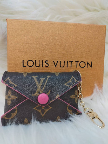LV key holders & bags charm accessories
All sizes price 
55 dhs✅

Zain88
♥️♥️♥️