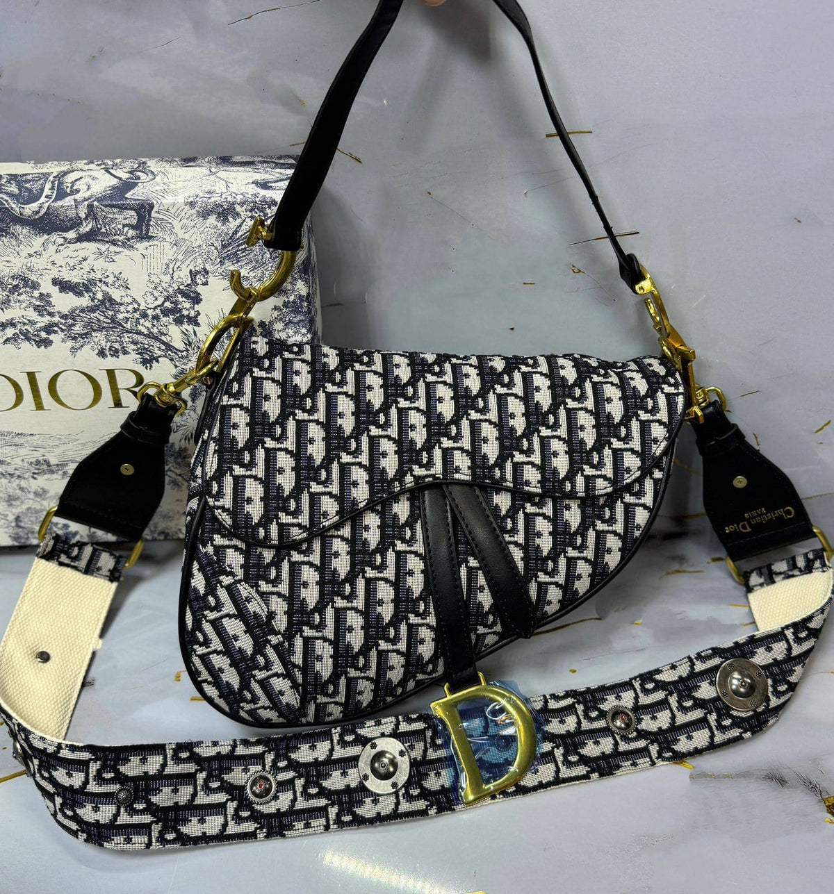 Dior

High quality

With box 
115 dhs🇦🇪🇦🇪

Zain50
♥️♥️♥️