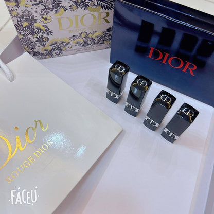 Dior Set
With paper bag 
55 dhs🪙💕

Zain17
♥️♥️♥️