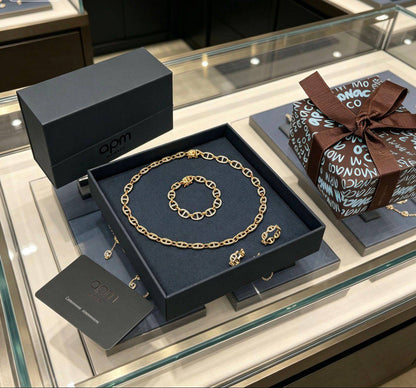 APM SET
Necklace ✨
Earring 🐦‍🔥
Bracelet 🔥
Ring 💍 available size👇
6,7,8,9
With normal boxes 📦 
240 dhs✅

With master box 🗃️ 
260 dhs✅

Zain216
♥️♥️♥️