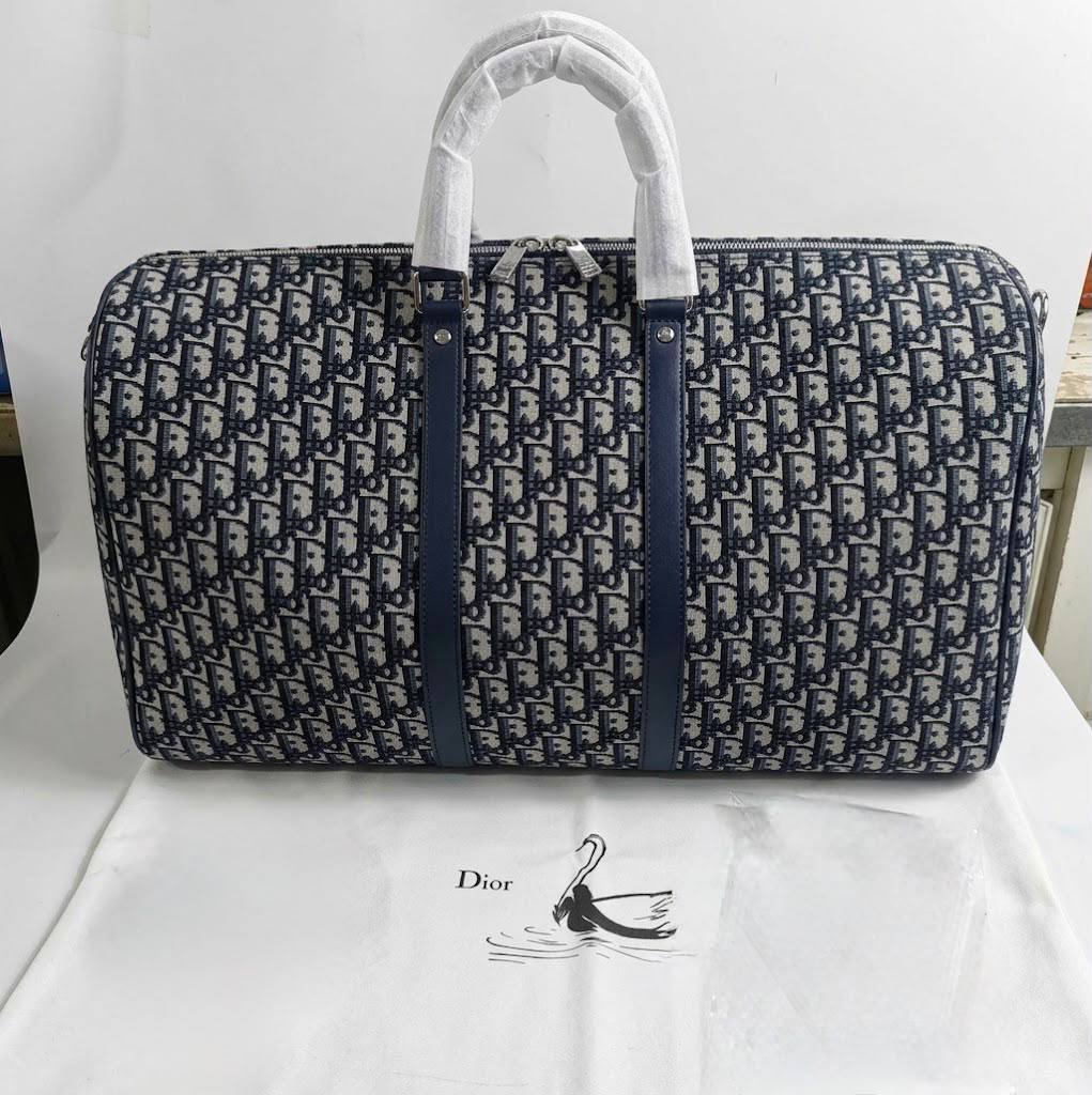 Dior

90 dhs🇦🇪🇦🇪

Zain35
♥️♥️♥️