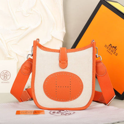 hermes 
Best quality with box’s 
90 dhs✅
size 21 cm

Zain290
♥️♥️♥️