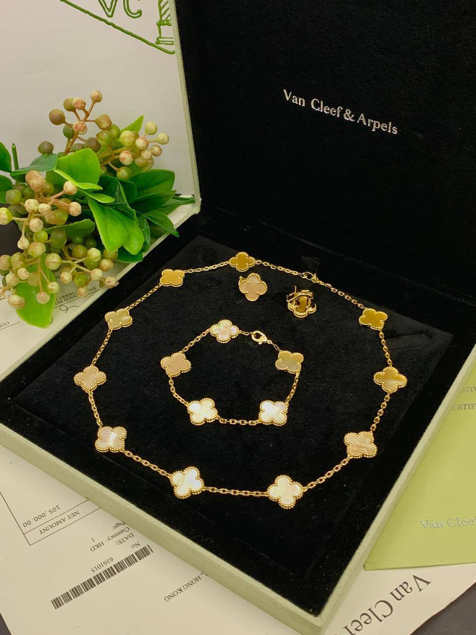 VCA SET
MASTER✨💫
10 FLOWER NECKLACE
5 FLOWER BRACELET
1 FLOWER EARRINGS
WITH BOX AND PAPER BAG🛍️🎁
 230 DHS🇦🇪🇦🇪✨💫
ALL COLORS AVAILABLE

Zain89
♥️♥️♥️