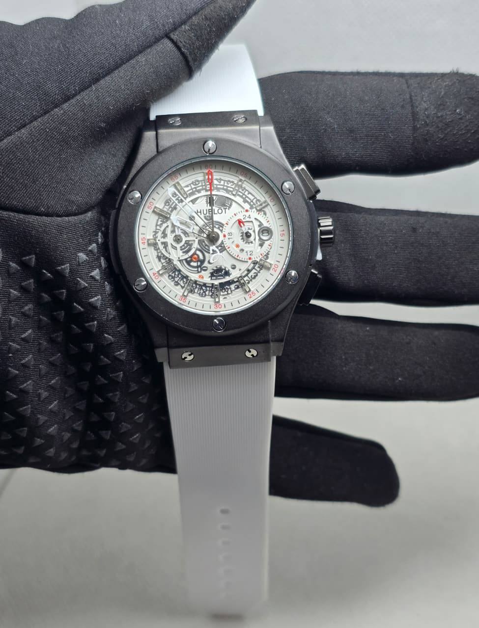 Hublot Men
*Chronograph working*
90 dhs🪙💕

Zain29
♥️♥️♥️