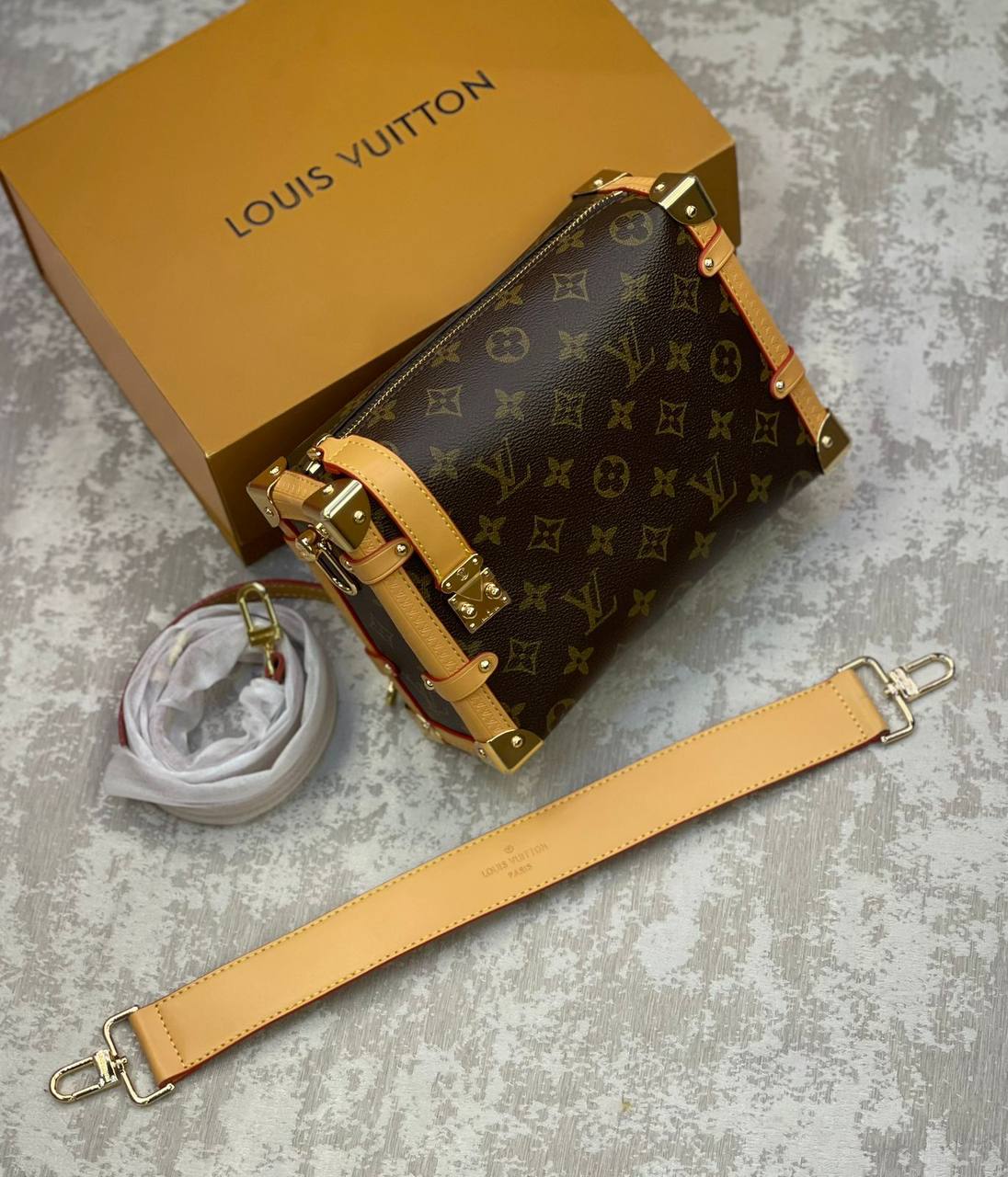 LV 
260 dhs✅

with box
🎁🎁🎁

Zain175
♥️♥️♥️
