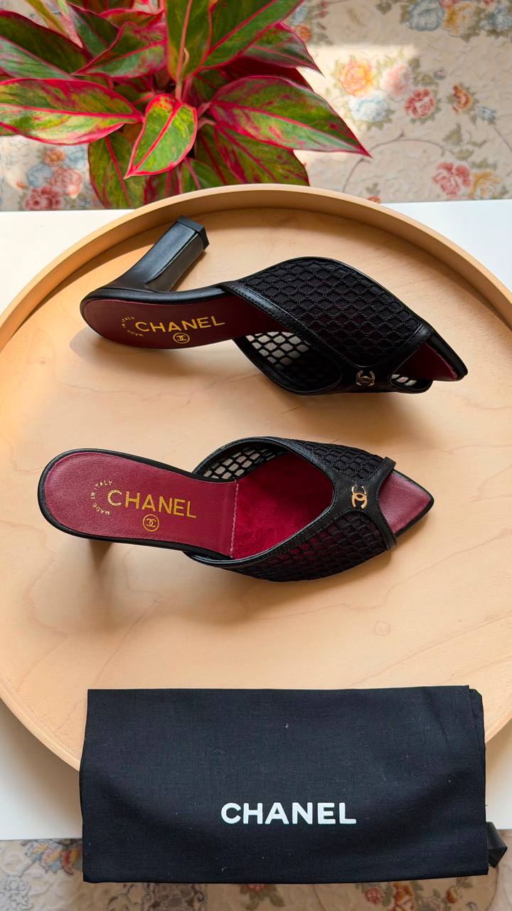 CHANEL
Available  🤩
Master quality 
Size: 36 to 41

420DHS🇦🇪🇦🇪

Zain318
♥️♥️♥️