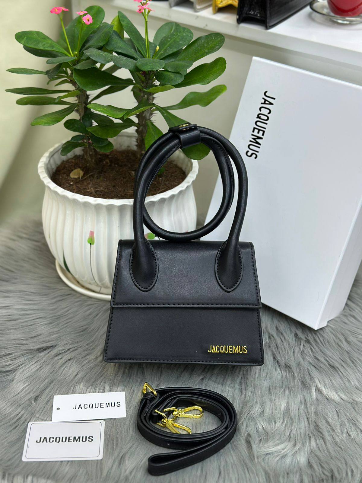 FENDI
SIZE  ……… 27 CM 🥰
95 dhs❣️
with BOX🌷

Zain51
♥️♥️♥️