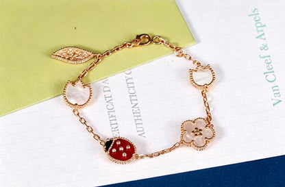 60 DHS🇦🇪🇦🇪
 VCA💫✨
 BRACELET
WITH BOX AND PAPER BAG🛍️🎁

Zain89
♥️♥️♥️