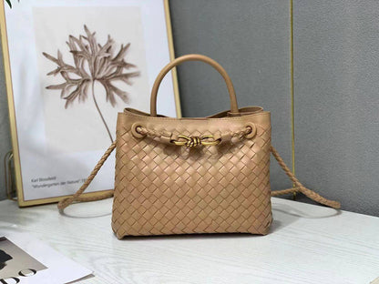 Bottega veneta  

with box 
🎁🎁🎁

100 dhs❤️

Zain177
♥️♥️♥️