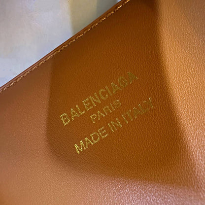 BALENCIAGA 
COPY ONE 
BIG SIZE 
250 dhs✅

Zain295
♥️♥️♥️