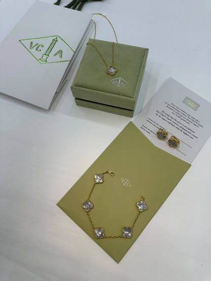 Van Cleef & Arpels🔥 Medium size🦋

 Necklace 💥
 Earring 🍁
 Bracelet 🔥

 Master quality 💯 
With normal boxes 🗃️ 
200 dhs🇦🇪🇦🇪

 With master box 🗃️
220 dhs🇦🇪🇦🇪

Zain216
♥️♥️♥️