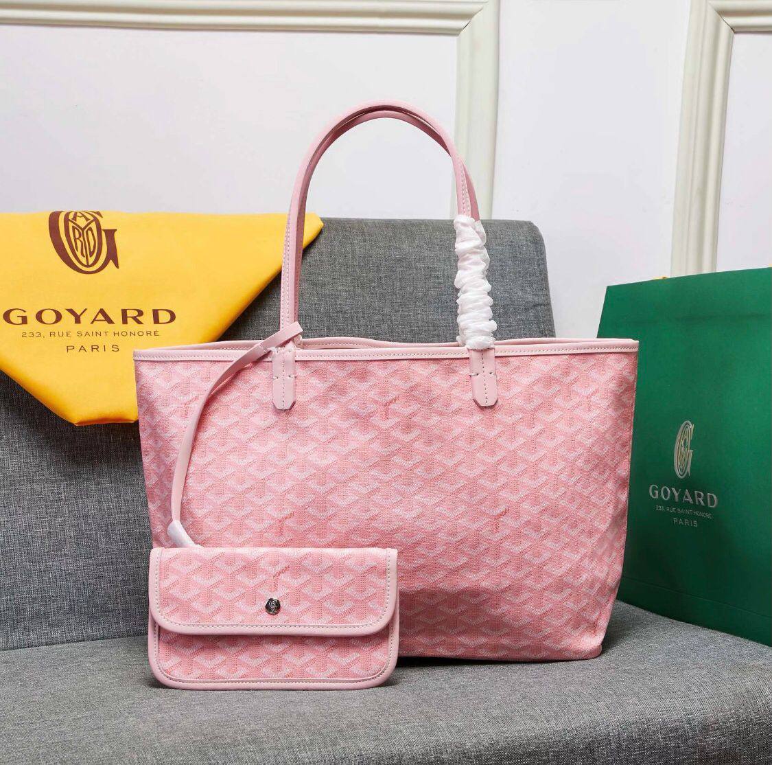 Goyard
Small     70 dhs🪙🖤
Medium 80 dhs🪙🖤
Large      85 dhs🪙🖤

Zain41
♥️♥️♥️