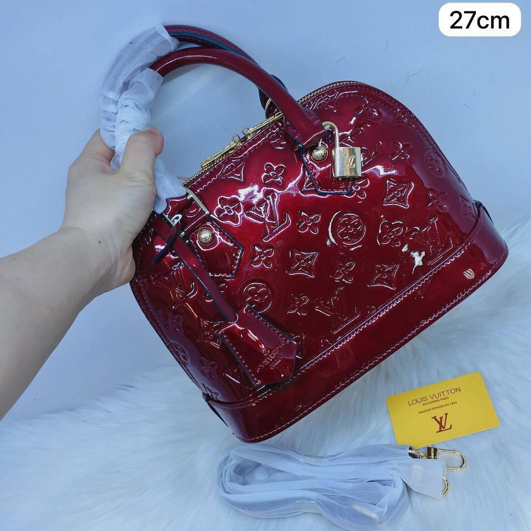 LV Capucenis 

1️⃣ First quality +🎁
Size : 25 * 18.5 cm

85 dhs🇦🇪🇦🇪

 with box🎁

Zain115
♥️♥️♥️