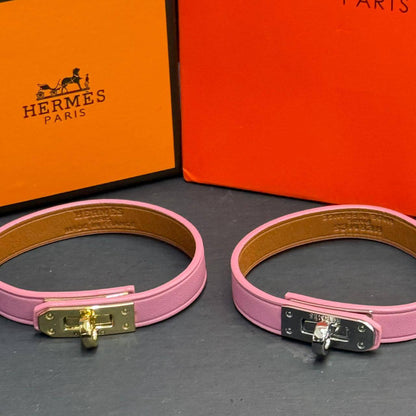 Hermes ❤️‍🔥*
Bracelet ✨
With black boxes 
20 dhs❤️
With normal boxes 🗃️ 
And paper bag🛍️
30 dhs❤️

Zain216
♥️♥️♥️