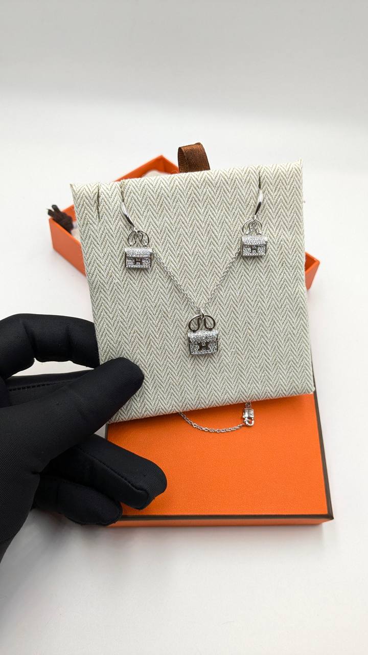 Hermes
*Master Quality* 
*Necklace & Earrings*
140 dhs✅ with Normal Box 🎁
150 dhs✅ with Good Box 🎁
175 dhs✅ with Master Box 🎁

Zain210
♥️♥️♥️