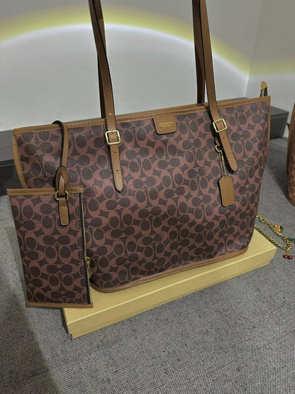 COACH
   Distribution chain
Size :   bottom34cm   
above50cm

100 dhs💓

Zain04
♥️♥️♥️