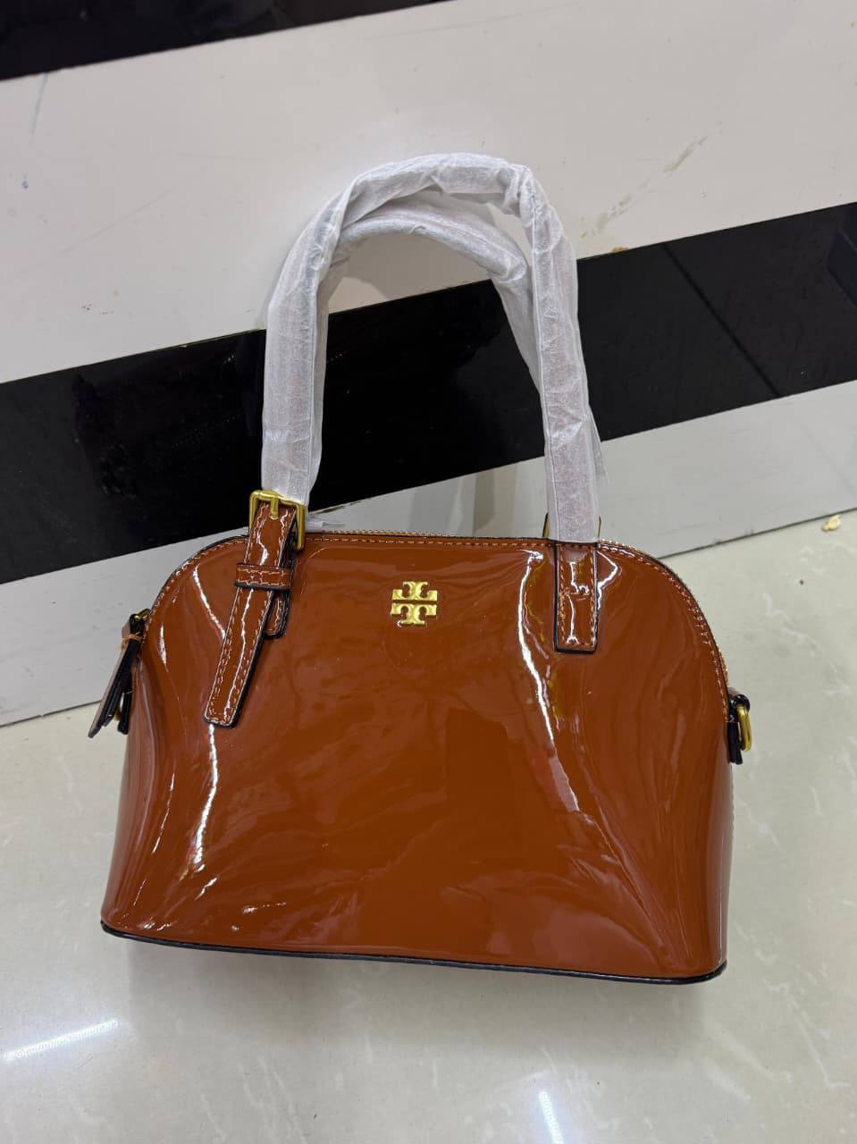 Tory Burch

High quality
With box 
🎁🎁🎁

90 dhs✅

Zain50
♥️♥️♥️