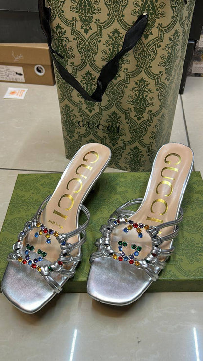 Gucci

Size 36 to 41

120 dhs❣️

Zain146
♥️♥️♥️