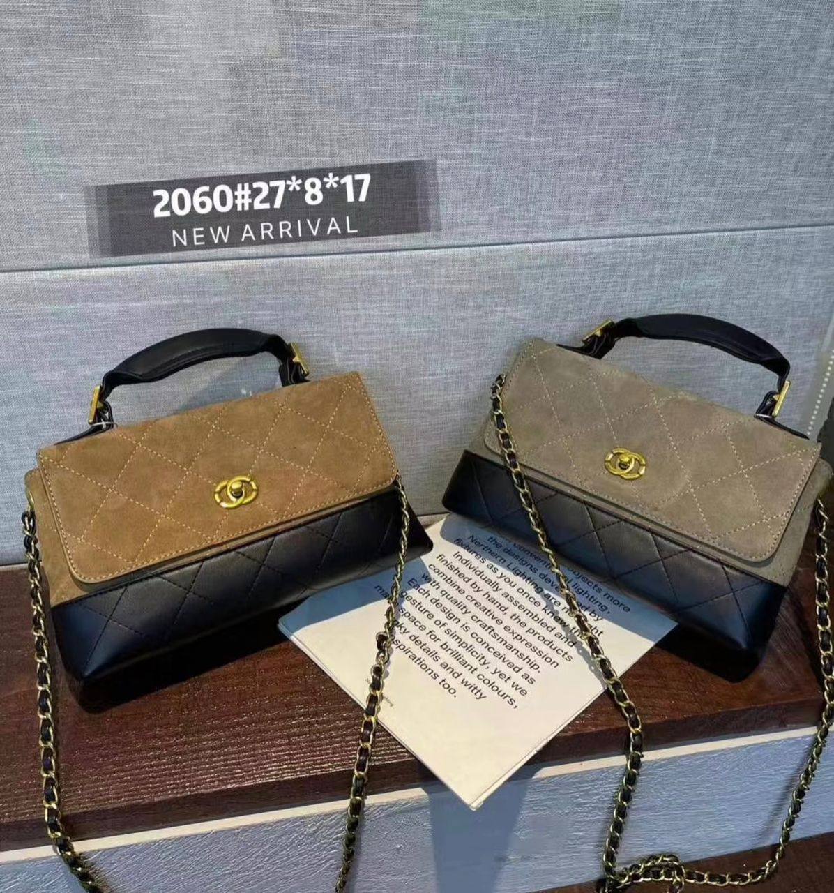 Chanel
110 dhs🪙🌨️

SIZE：28×18×10cm
Good quality

 with box
🎁🎁🎁

Zain35
♥️♥️♥️
