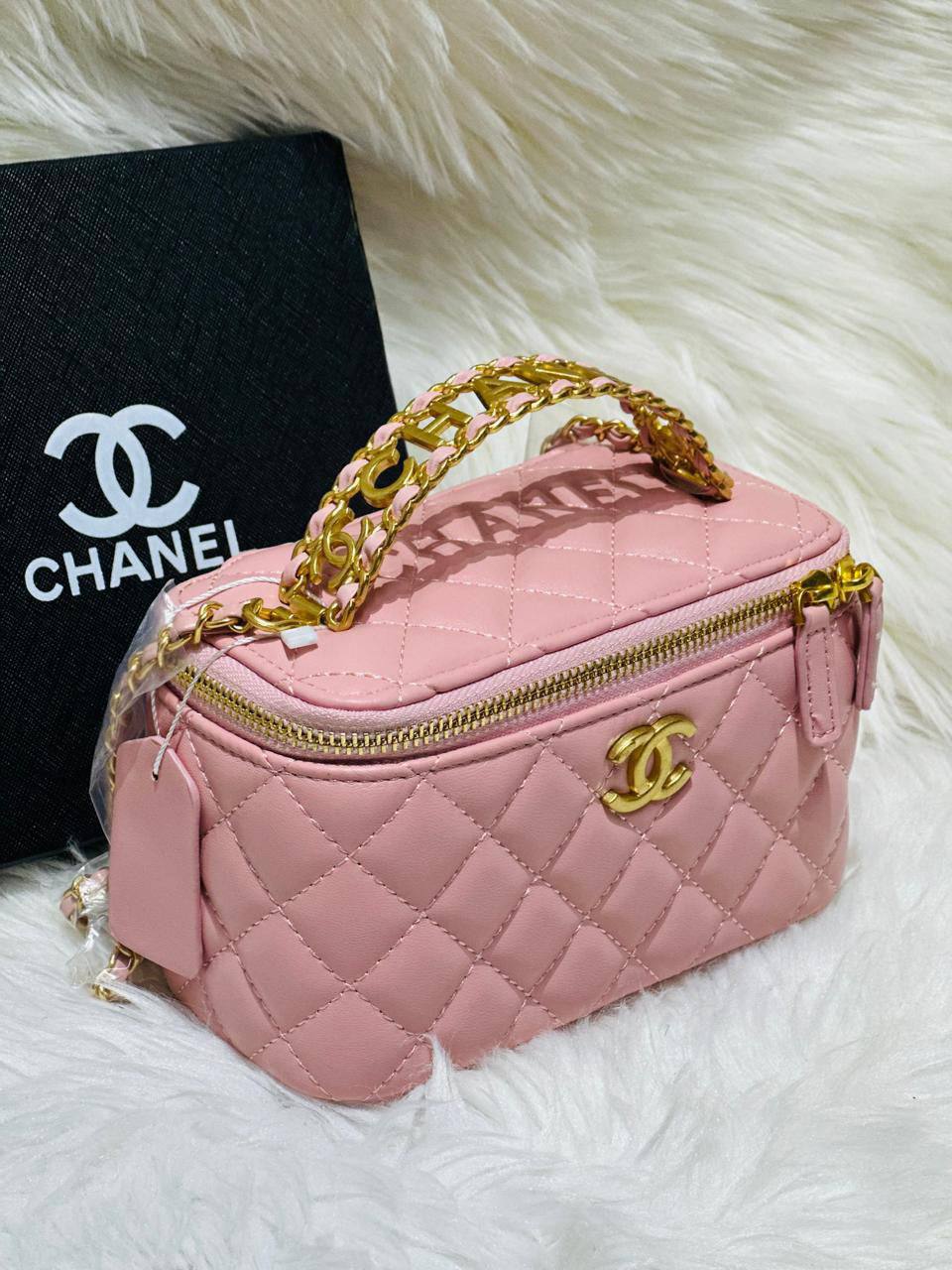 Chanel

New Chanel cosmetic bag, good quality, 

with mirror, box, 
🎁🎁🎁

size 18* 11 cm 
105 dhs🪙🌨️

Zain12
♥️♥️♥️