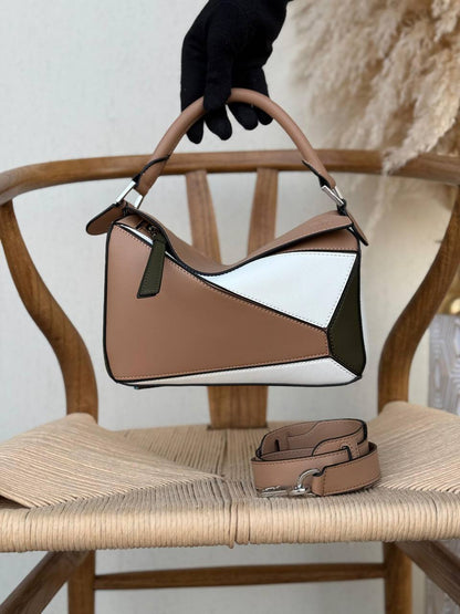 LOEWE
24cm
370 dhs✅
Top quality 
With box🎁

Zain167
♥️♥️♥️