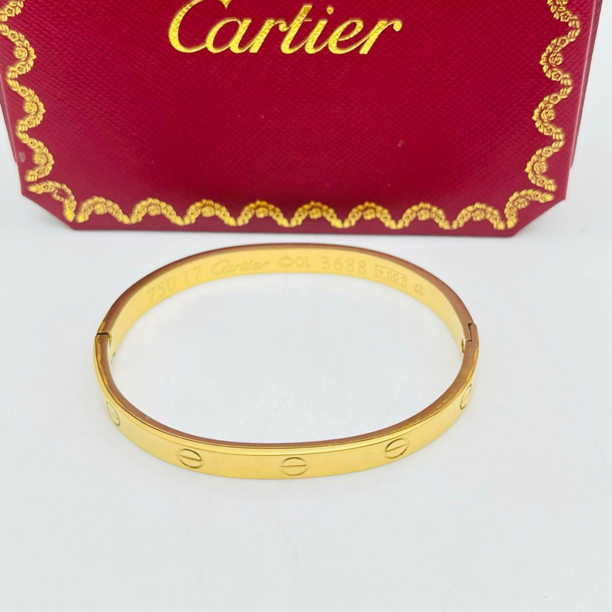 Cartier classic bangle 
Stainless steel and non tarnish 
30 dhs✅✅
40 dhs✅✅ with normal box 

Zain243
♥️♥️♥️