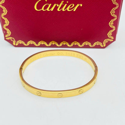 Cartier classic bangle 
Stainless steel and non tarnish 
30 dhs✅✅
40 dhs✅✅ with normal box 

Zain243
♥️♥️♥️