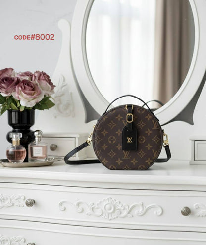 LV
ʙᴏɪᴛᴇ ᴄʜᴀᴘᴇᴀᴜ sᴏᴜᴘʟᴇ
MM ᴍᴏɴᴏɢʀᴀᴍ ᴄᴀɴᴠᴀs
ɢᴏʟᴅ ʜᴀʀᴅᴡᴀʀᴇ
ᴡɪᴛʜ ʟᴏɴɢ ʙᴇʟᴛ sᴛʀᴀᴘ
sɪᴢᴇ : 19 cm
ᴡɪᴛʜ BOX
🎁🎁🎁

75 dhs❣️

Zain31
♥️♥️♥️