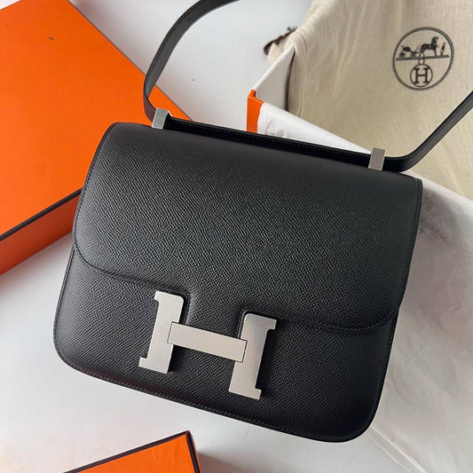 Hermes 
Best quality 

with box’s 
🎁🎁🎁

100 dhs✅
size 23 Cm

Zain290
♥️♥️♥️