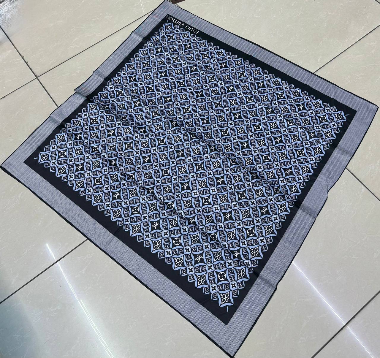 Silk square scarf 
40 dhs🪙💚

Zain93
♥️♥️♥️