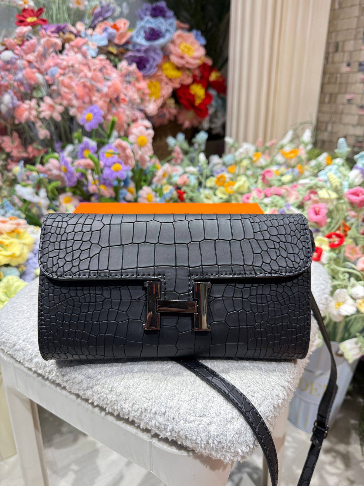 Hermes
Black logo 
95 dhs❣️

Zain44
♥️♥️♥️