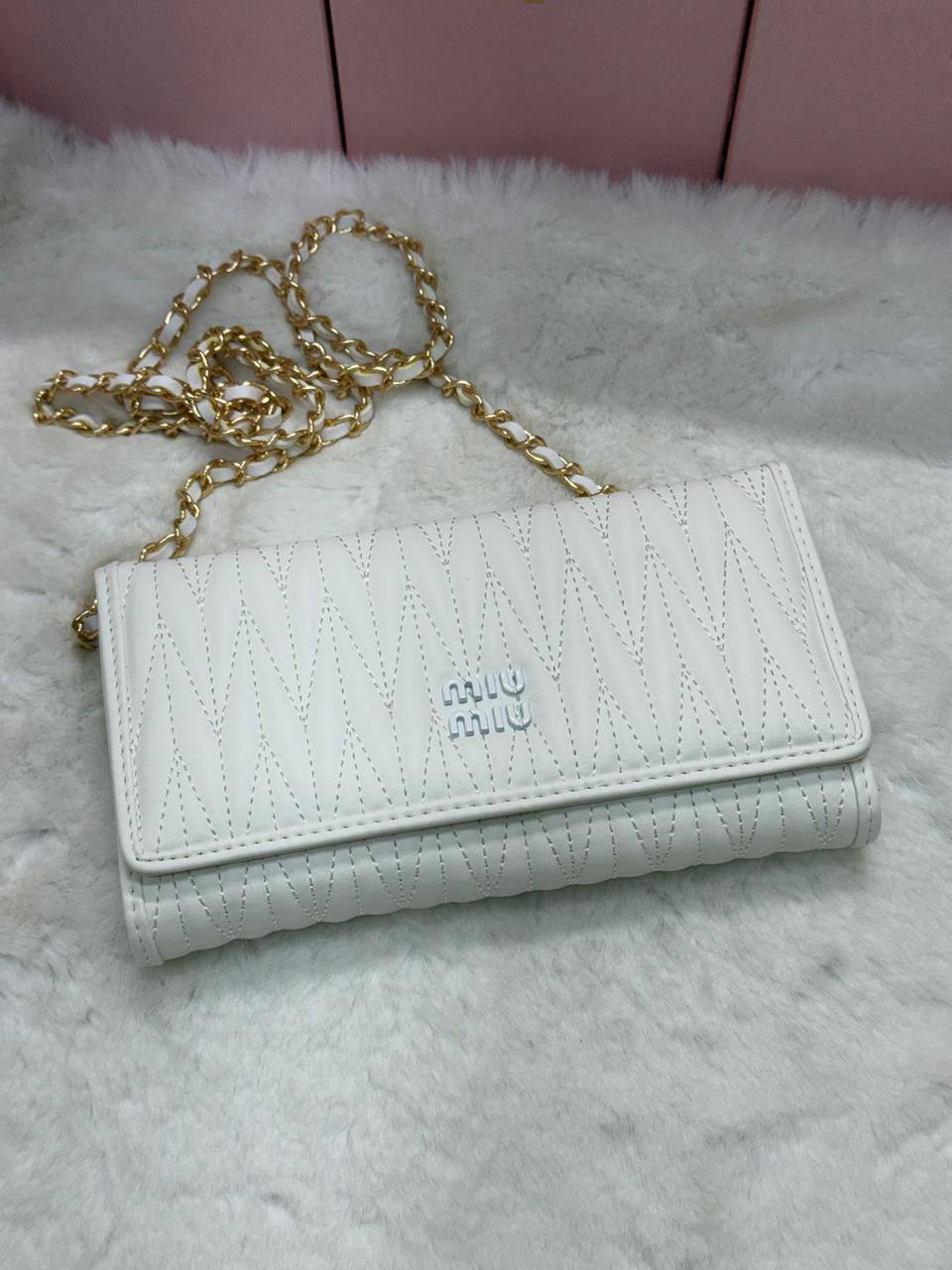 NEW CAME 
MIU MIU BAG
GOOD QUALITY 
45 dhs❣️

WITHBOX
🎁🎁🎁

SIZE- 20*12*3

Zain40
♥️♥️♥️